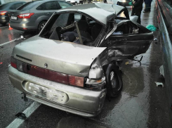 В Сочи легковушка вылетела на встречку из-за мокрой дороги: пострадал ребенок