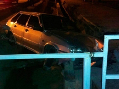 В Новороссийске пьяный водитель на автомобиле провалился в ливневку