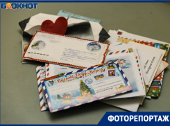 Просят игрушки и дарят свои наклейки: куда малыши несут письма Деду Морозу в Краснодаре