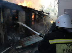 Проблема недоступных для спецтехники горящих самостроев тревожит МЧС Кубани 