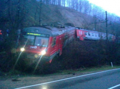 В районе Туапсе электричка сошла с рельсов: пострадали три человека 