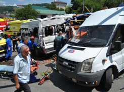 В Сочи КамАЗ протаранил три автобуса 