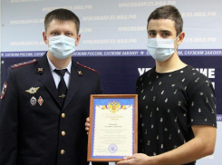 В Краснодаре наградили подростка, который забрал молоток у напавшей на ребенка женщины