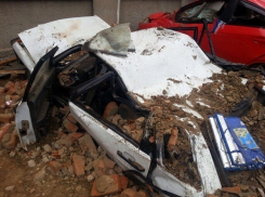 В Кропоткине крыша здания обрушилась на автомобиль с девушкой