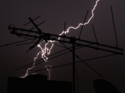 В Краснодаре из-за молнии сгорела крыша частного дома