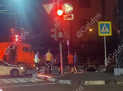 Выехавший на красный свет мопедист погиб под колесами КамАЗа в Геленджике