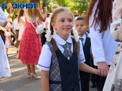Первоклашки с огромными бантами и букетами встретили 1 сентября на линейке в Краснодаре