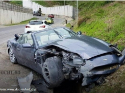 «Сколько боли в одном фото»: В груду металлолома превратила  Aston Martin ливневка в Сочи