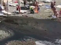 Море в Сочи окрасилось в черный цвет из-за мощного порыва канализации