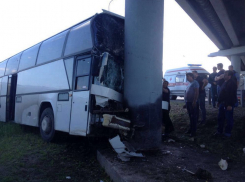 Под Кореновском автобус влетел в опору моста
