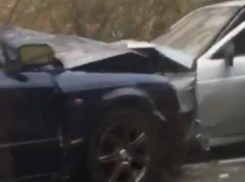 На Кубани два автомобиля не поделили узкую дорогу в сторону Абрау-Дюрсо