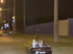 В Краснодаре подростки ездят по трассе на игрушечных авто