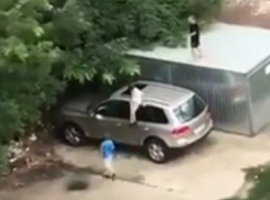 В Краснодаре «дети - оторви и выбрось» безнаказанно прыгали по машине