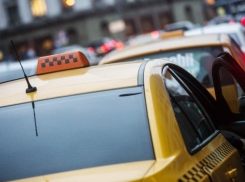 Таксист устроил истерику краснодарке из-за 100 рублей