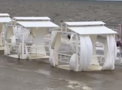 В Краснодарском крае затопило пляж на Азовском море: видео