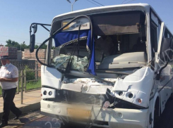 После столкновения автобуса с самосвалом в Краснодаре восемь человек попали в больницу 
