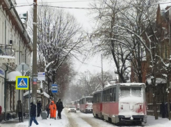 В Краснодаре машины решили, что они трамваи, и застряли на путях