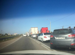 Из-за ДТП с мусоровозом под Краснодаром образовалась огромная пробка