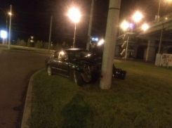  В Краснодаре Hyundai врезался в столб электроопоры