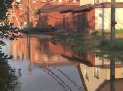 В Краснодаре затопило целый квартал из-за неумелых рук рабочих, пробуривших водопроводную трубу