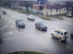 В Краснодарском крае «Мерседес» вылетел на встречку и встретил там сотрудников ГИБДД: видео