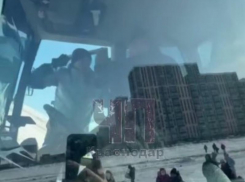 Краснодарцы устроили драку с трактористами за снежную горку