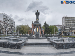 Главное в Краснодаре: атака врага отбита кораблями, Крымский мост закрыли, чиновник утратил доверие, грядет африканская жара, а в море опасно купаться