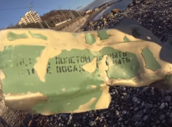 Обломок самолета нашел на берегу моря видеоблогер из Сочи