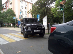  «Крутой» бросил свой внедорожник прямо на пешеходном переходе в Сочи 