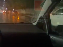 Колонну машин с повреждёнными колесами собрала яма на улице Зиповской в Краснодаре