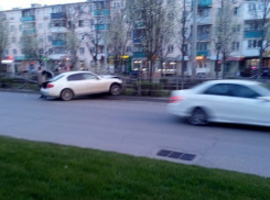 Краснодарский водитель задумался и врезался в забор