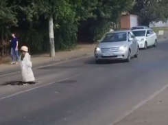 В Краснодаре маленькое привидение напугало водителей