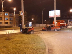 В Краснодаре ВАЗ врезался в столб: авто разорвало пополам, водитель погиб на месте 