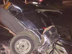 Водитель и его пассажиры чудом выжили после столкновения с бетонными плитами под Краснодаром