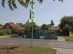 «Не подумали о безопасности людей»: краснодарка пожаловалась на установку мусорной площадки в опасном месте