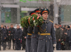 Главное в Краснодаре: к Вечному огню возложили цветы, Крымский мост восстановили, экс-мэр встречает праздник на СВО, а детей снова бьют 
