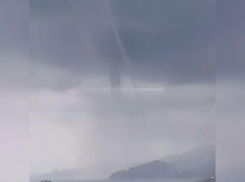 Двойная стихия: в Сочи смерч вышел на берег