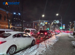 Снегопад и гололед парализовали Краснодар в вечерний час пик