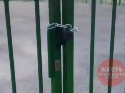 Краснодарка не понимает, по какому праву детская спортплощадка закрыта на замок