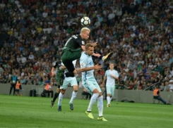 На матче «Краснодара» и «Зенита»  питерские фанаты подожгли файеры