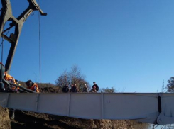 В Туапсинском районе приступили к установке временного моста из Тулы