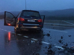 На Кубани произошло столкновение «Мерседеса» с пассажирским автобусом: есть пострадавшие