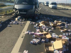 В Динском районе из-за ДТП на трассе рассыпались упаковки йогуртов 