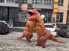 Танцующие динозавры устроили переполох в краснодарском ЖК