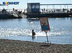 В Анапе отдыхающие «незаконно» открыли купальный сезон