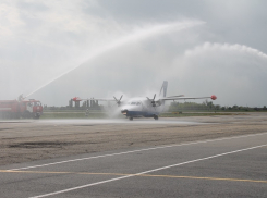 Первый рейс «Сочи-Краснодар» встретили водной аркой и тортом