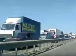 От Краснодара в сторону Адыгеи образовалась многокилометровая пробка