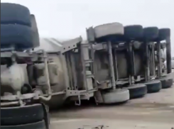 В Краснодарском крае фура опрокинулась и раздавила две легковушки