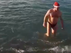 Деды Морозы открыли купальный сезон в Чёрном море