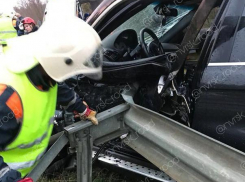 На Кубани в жуткой аварии отбойник пронзил насквозь «БМВ»